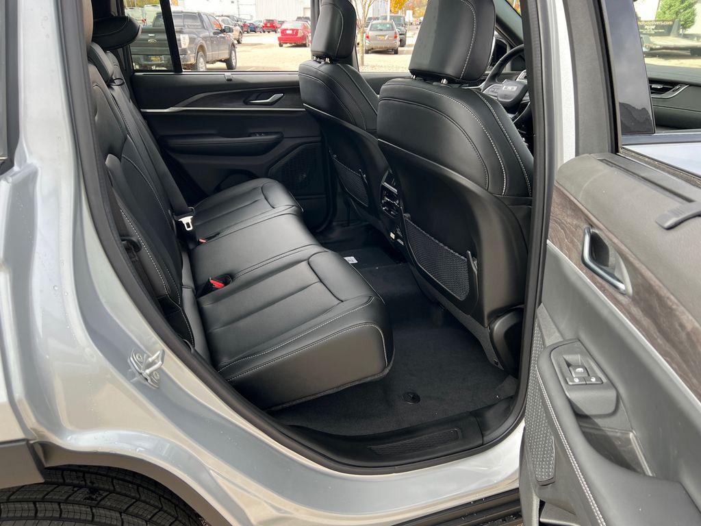 new 2025 Jeep Grand Cherokee car, priced at $45,625