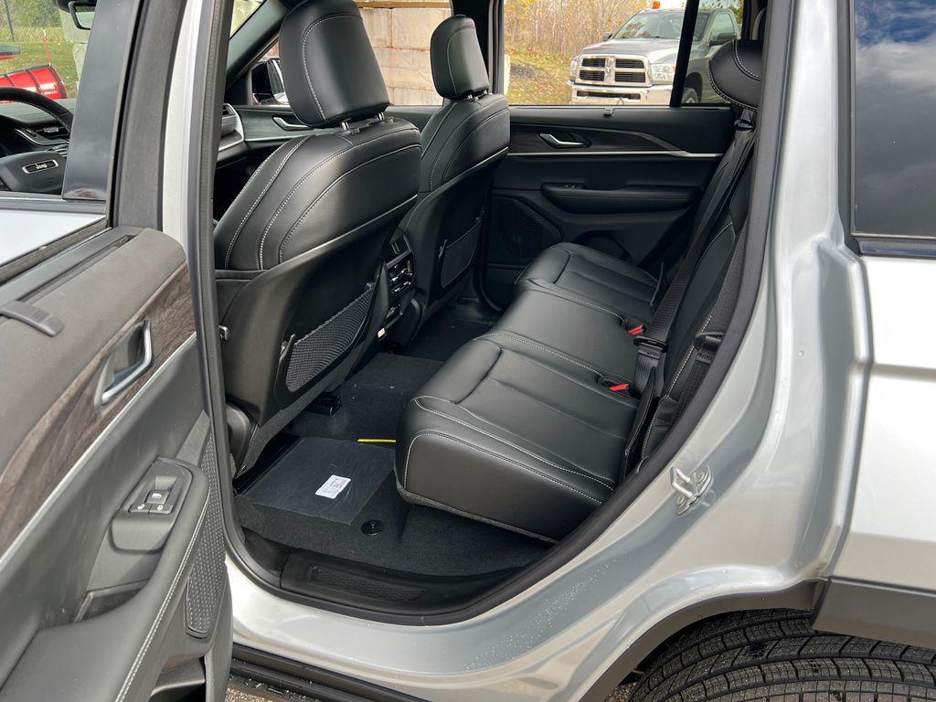 new 2025 Jeep Grand Cherokee car, priced at $45,625