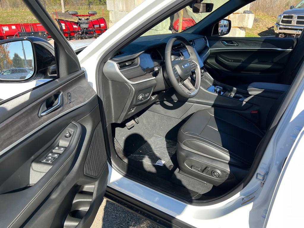 new 2025 Jeep Grand Cherokee car, priced at $44,945