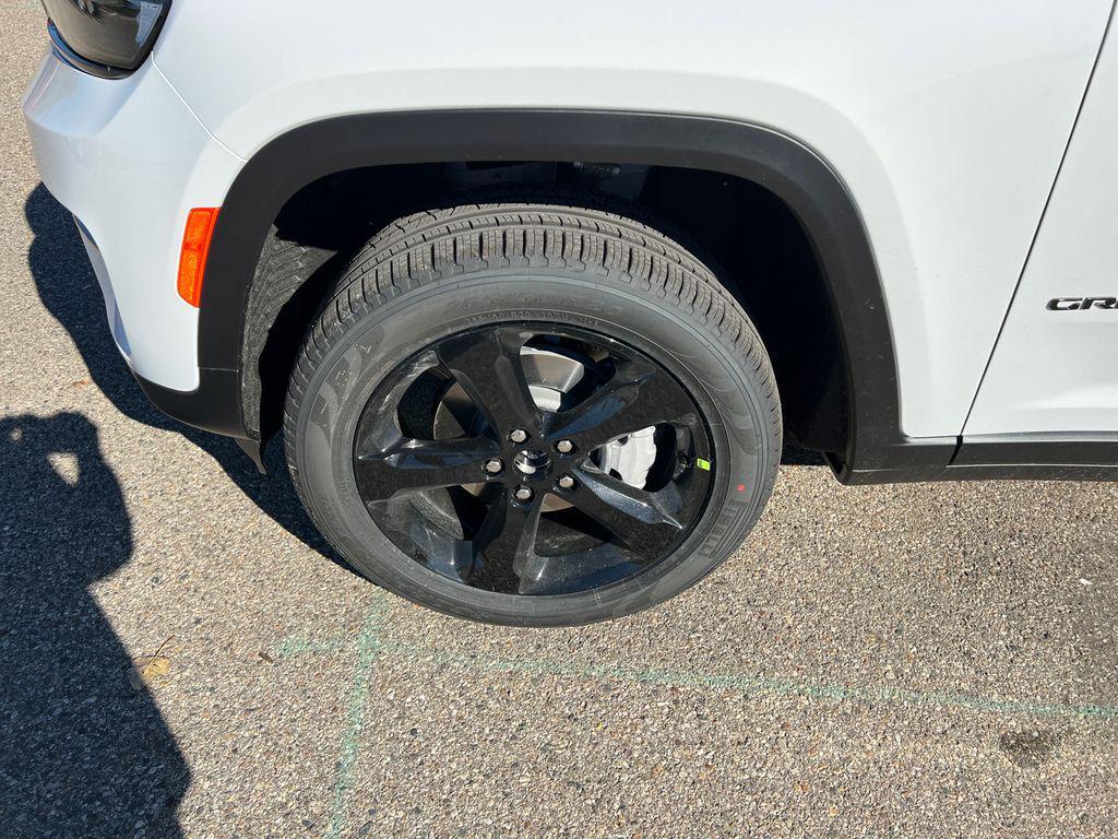 new 2025 Jeep Grand Cherokee car, priced at $44,945
