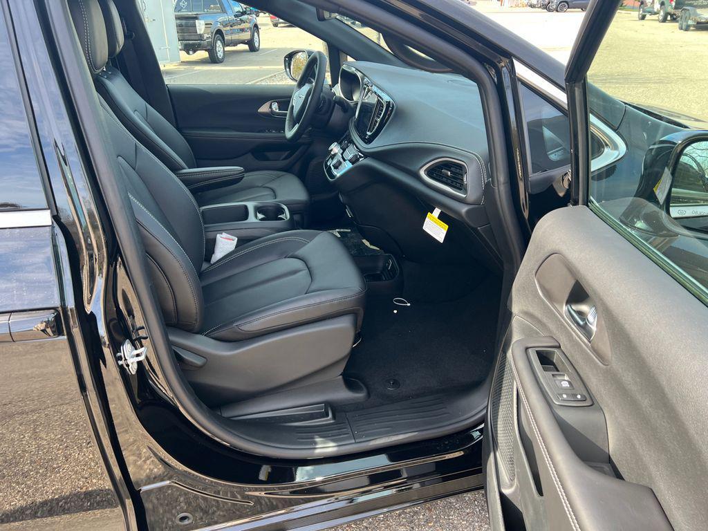 new 2026 Chrysler Pacifica car, priced at $41,038