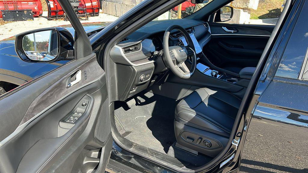 new 2025 Jeep Grand Cherokee car, priced at $38,974