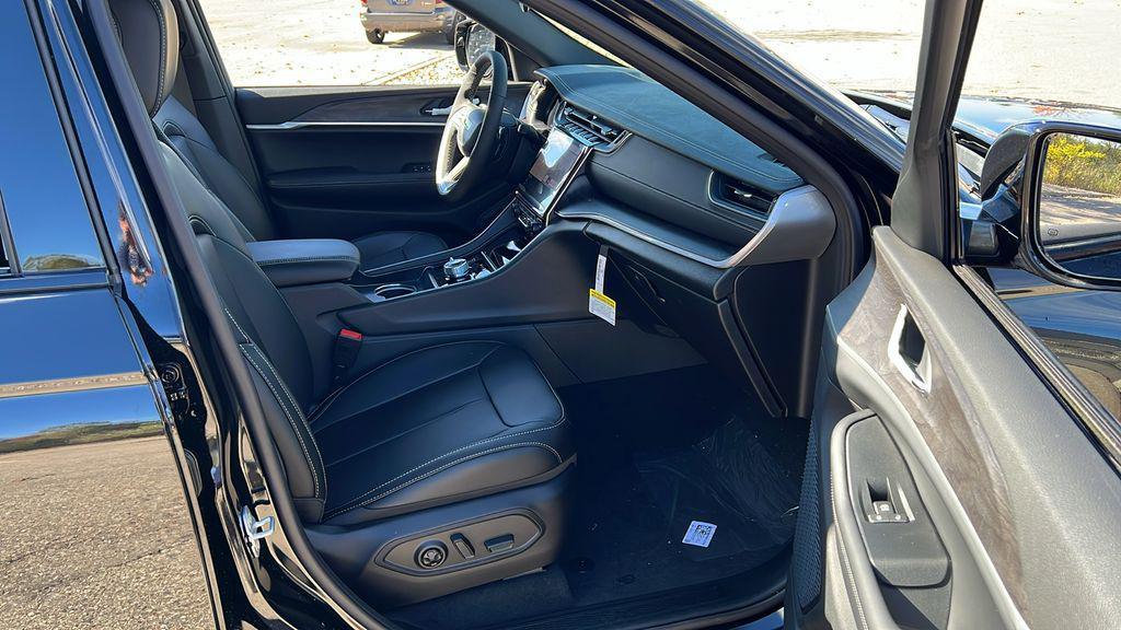 new 2025 Jeep Grand Cherokee car, priced at $38,974