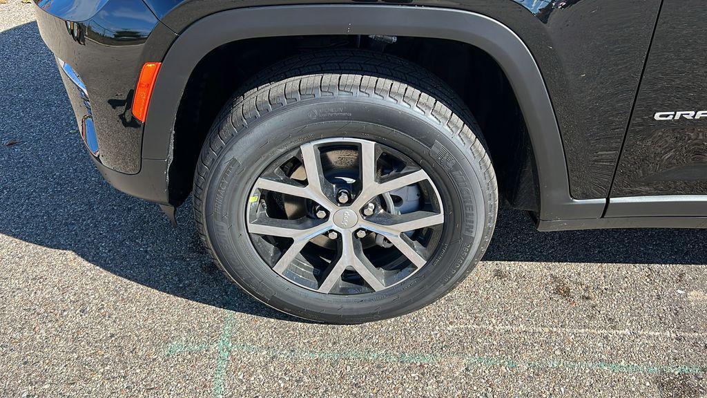 new 2025 Jeep Grand Cherokee car, priced at $38,974