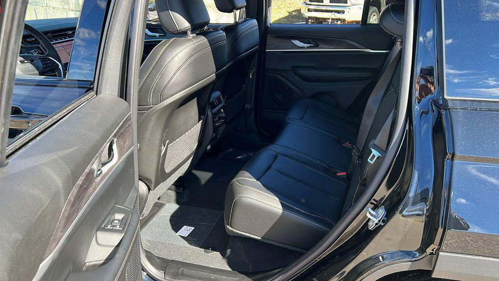 new 2025 Jeep Grand Cherokee car, priced at $38,974