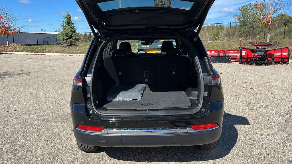 new 2025 Jeep Grand Cherokee car, priced at $38,974