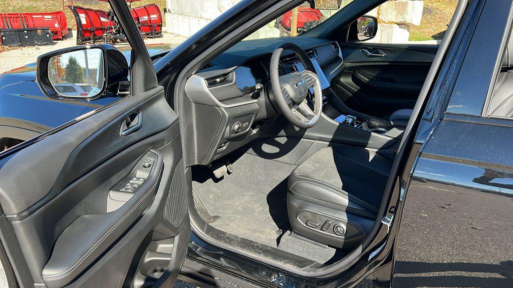 new 2025 Jeep Grand Cherokee car, priced at $39,873