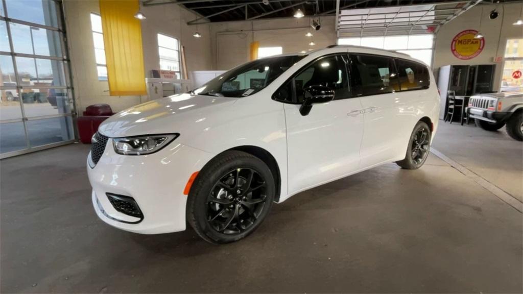 new 2024 Chrysler Pacifica car, priced at $40,951