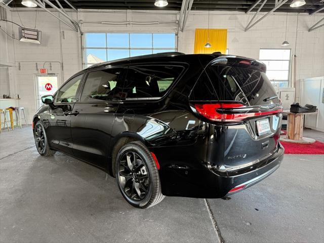 new 2025 Chrysler Pacifica car, priced at $47,667