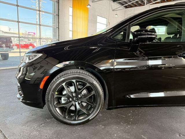 new 2025 Chrysler Pacifica car, priced at $47,667