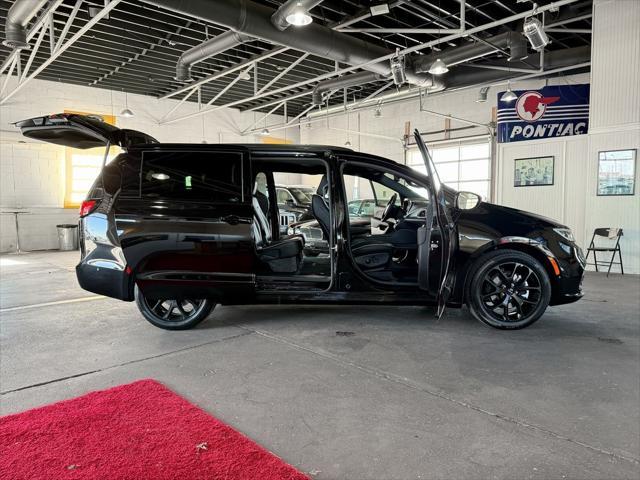 new 2025 Chrysler Pacifica car, priced at $47,667