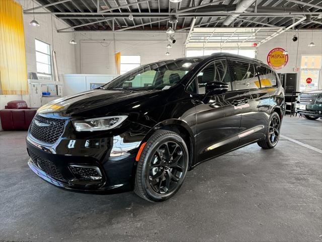 new 2025 Chrysler Pacifica car, priced at $47,667