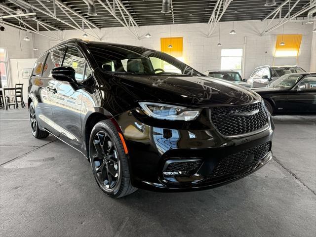 new 2025 Chrysler Pacifica car, priced at $47,667