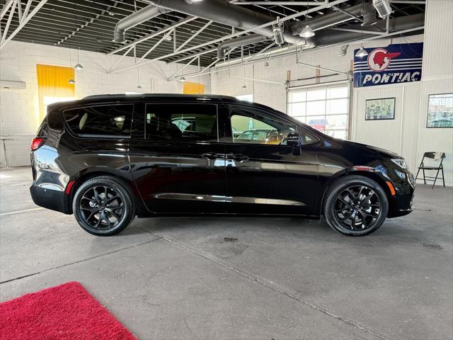 new 2025 Chrysler Pacifica car, priced at $47,667