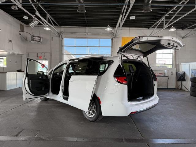 new 2025 Chrysler Pacifica car, priced at $39,906