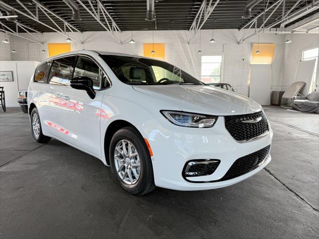 new 2025 Chrysler Pacifica car, priced at $39,906