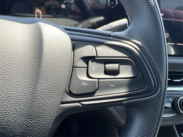 new 2025 Buick Envista car, priced at $22,282