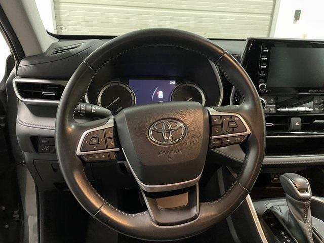 used 2022 Toyota Highlander car, priced at $36,492