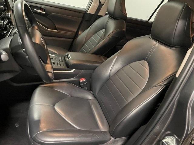 used 2022 Toyota Highlander car, priced at $36,492