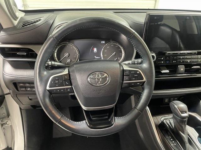 used 2022 Toyota Highlander car, priced at $38,419