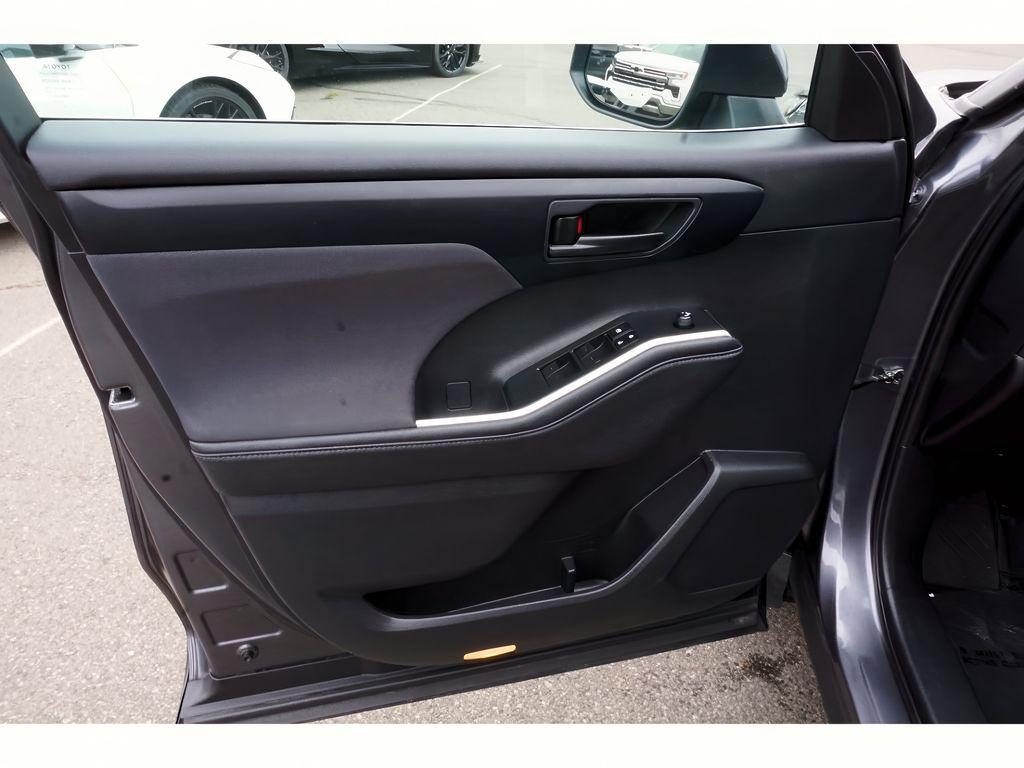 used 2024 Toyota Highlander car, priced at $37,999
