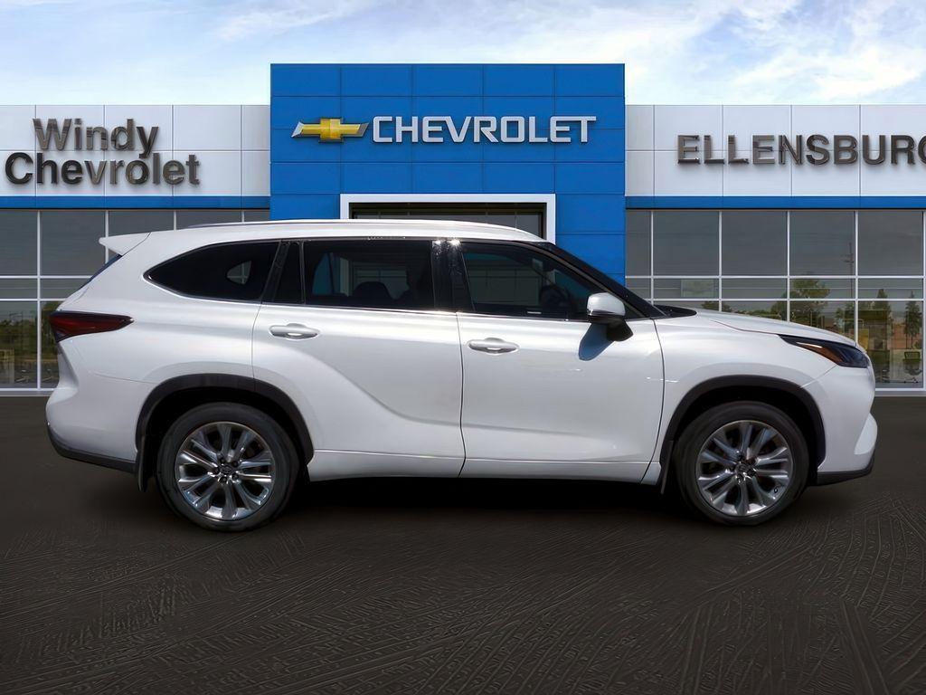 used 2022 Toyota Highlander car, priced at $34,798