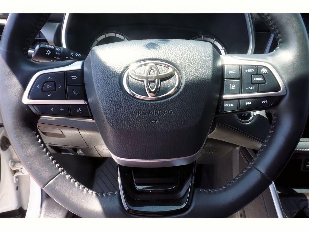 used 2022 Toyota Highlander car, priced at $34,798