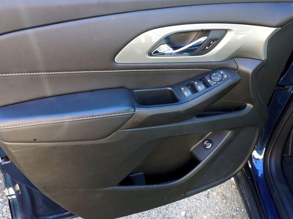 used 2022 Chevrolet Traverse car, priced at $28,599