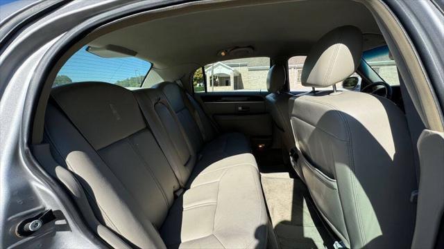 used 2009 Lincoln Town Car car, priced at $5,900