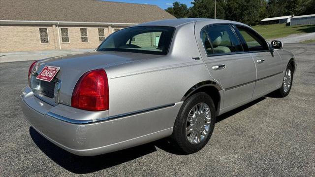 used 2009 Lincoln Town Car car, priced at $5,900