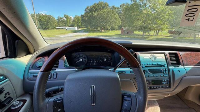 used 2009 Lincoln Town Car car, priced at $5,900