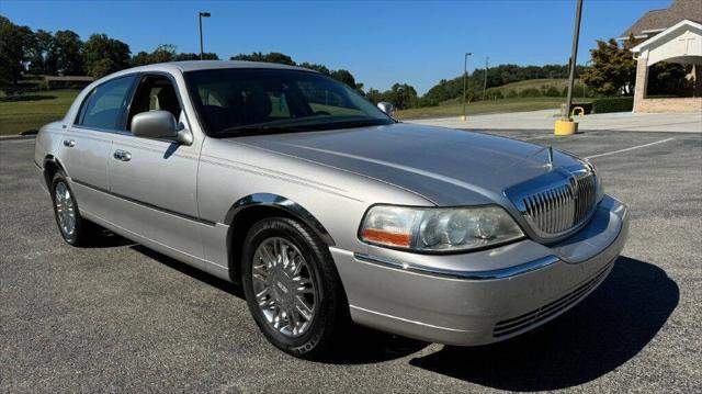 used 2009 Lincoln Town Car car, priced at $5,900