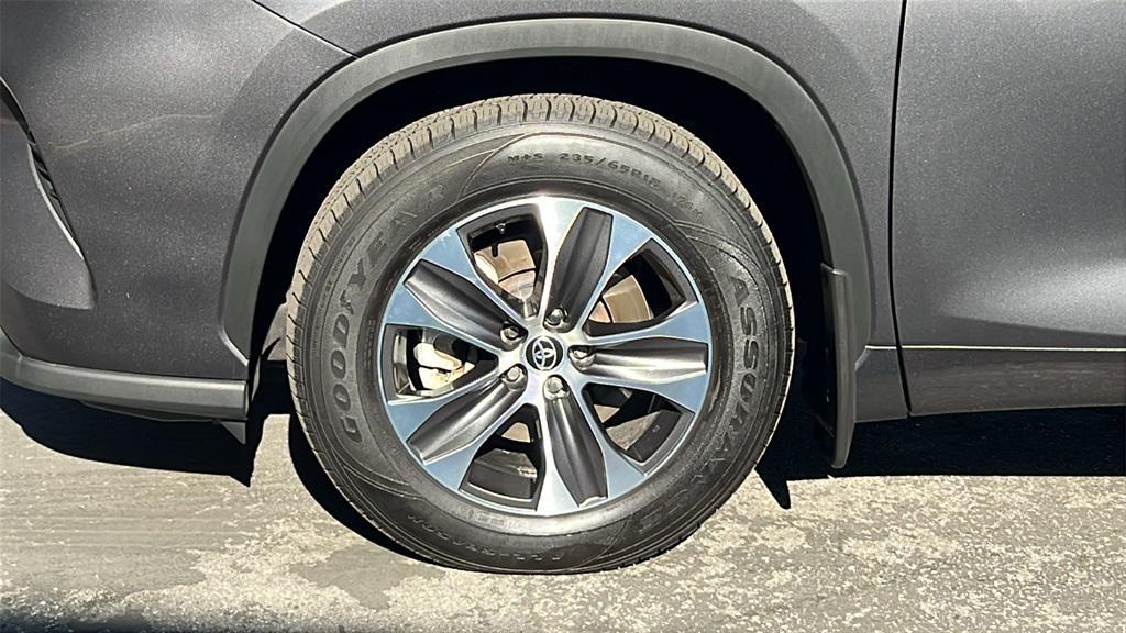 used 2022 Toyota Highlander car, priced at $35,124