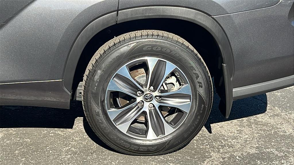 used 2022 Toyota Highlander car, priced at $35,124
