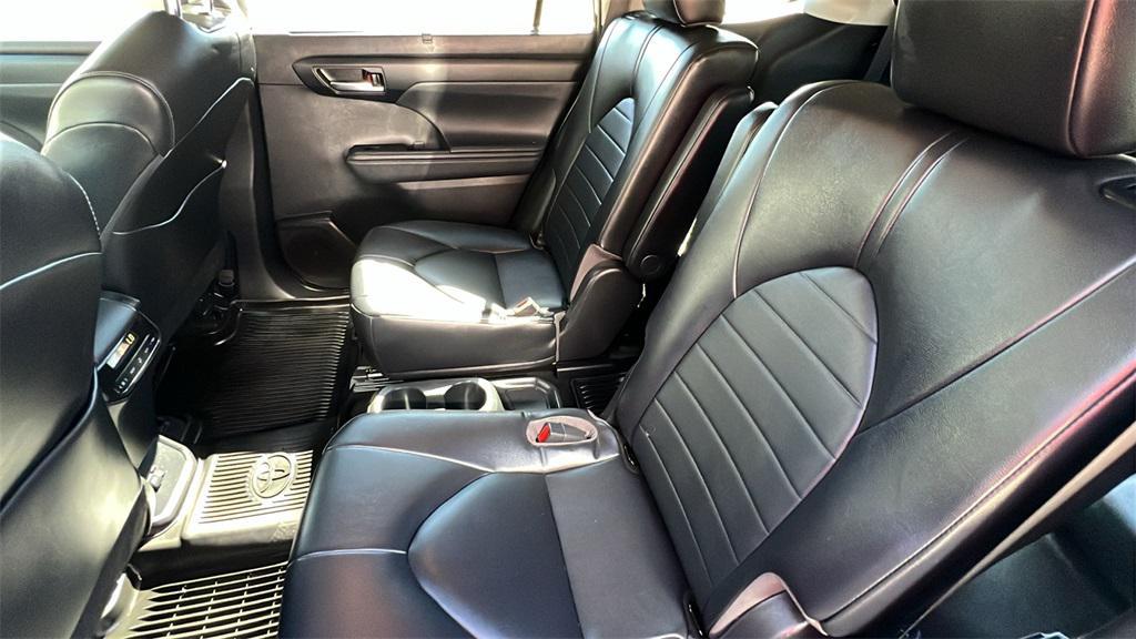 used 2022 Toyota Highlander car, priced at $39,900