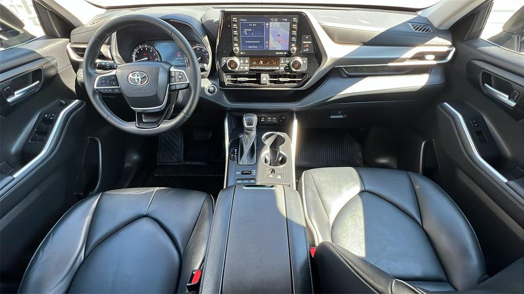 used 2022 Toyota Highlander car, priced at $39,900