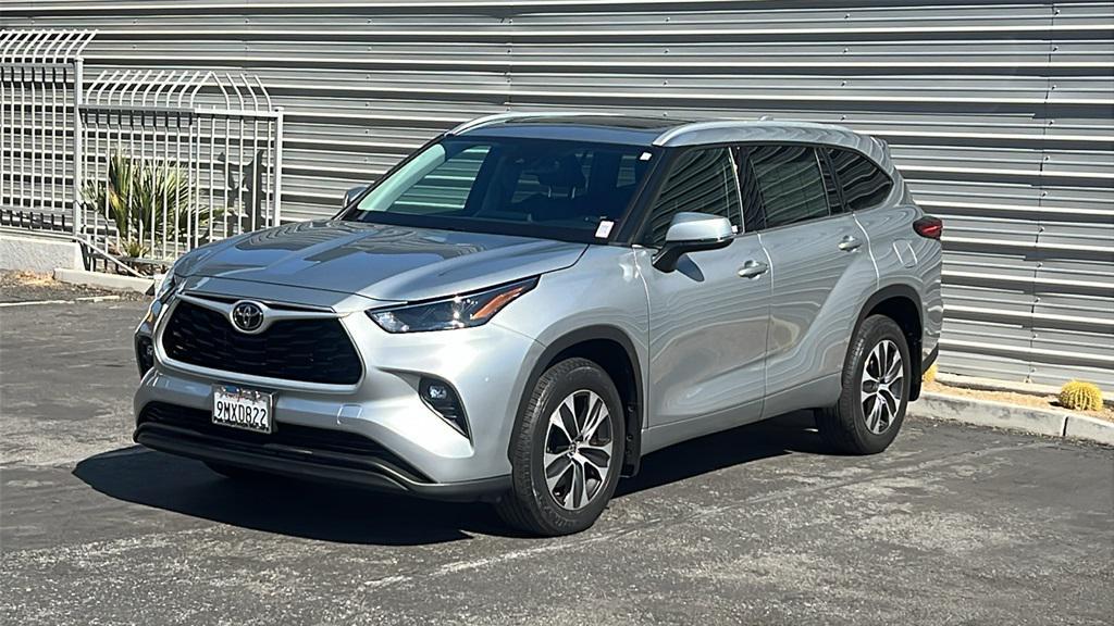 used 2022 Toyota Highlander car, priced at $39,900