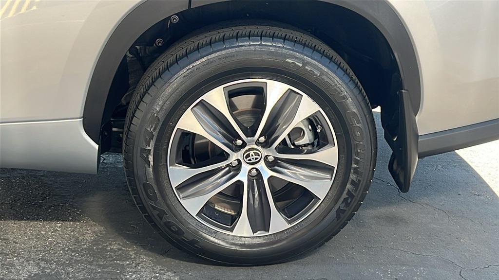 used 2022 Toyota Highlander car, priced at $39,900