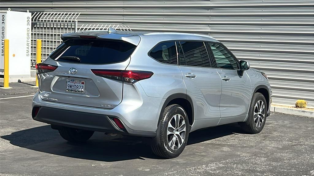 used 2022 Toyota Highlander car, priced at $39,900