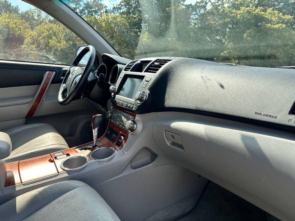 used 2009 Toyota Highlander car, priced at $11,499