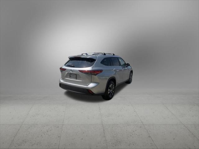 used 2023 Toyota Highlander car, priced at $39,998