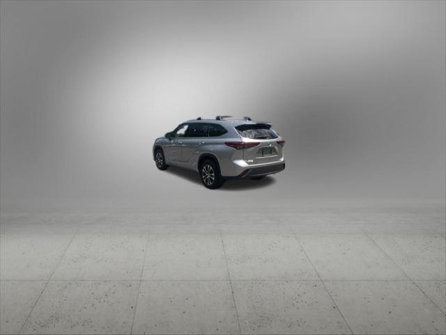 used 2022 Toyota Highlander car, priced at $36,498