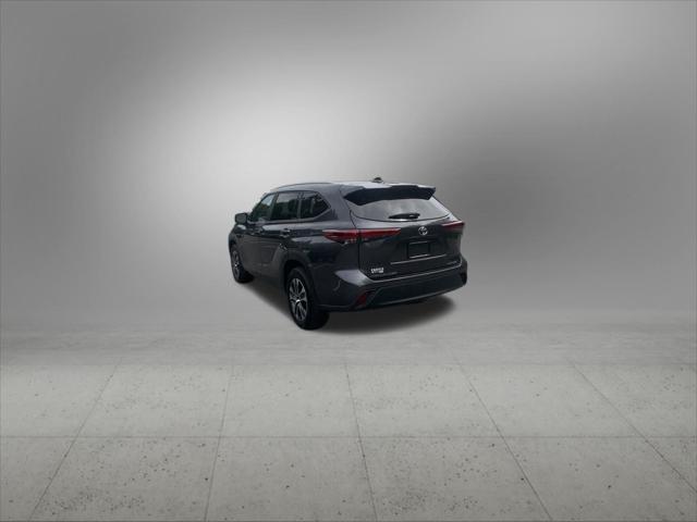 used 2023 Toyota Highlander car, priced at $39,998