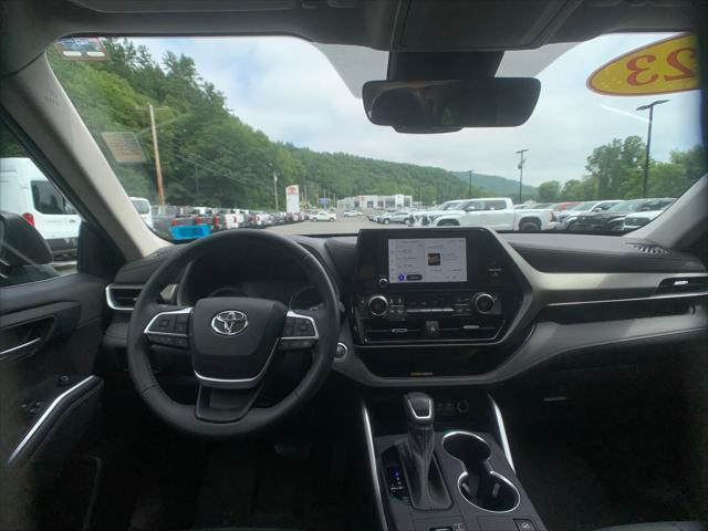 used 2023 Toyota Highlander car, priced at $39,998