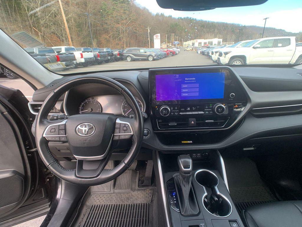 used 2023 Toyota Highlander car, priced at $36,998