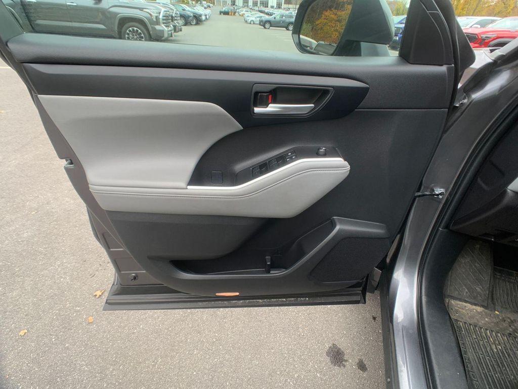 used 2023 Toyota Highlander car, priced at $36,498