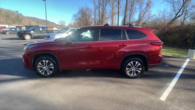 used 2023 Toyota Highlander car, priced at $37,998