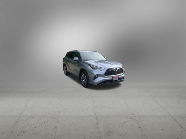 used 2021 Toyota Highlander Hybrid car, priced at $38,998