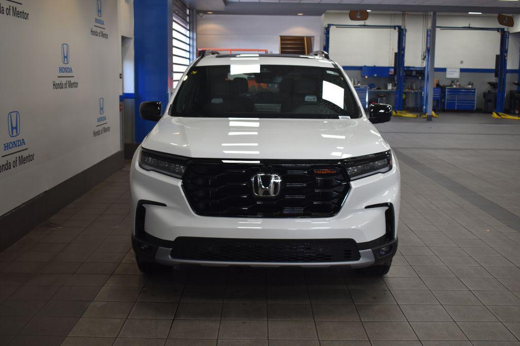 new 2025 Honda Pilot car, priced at $48,980