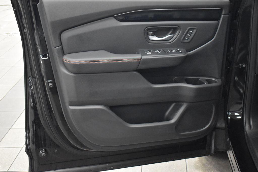 new 2025 Honda Pilot car, priced at $50,895